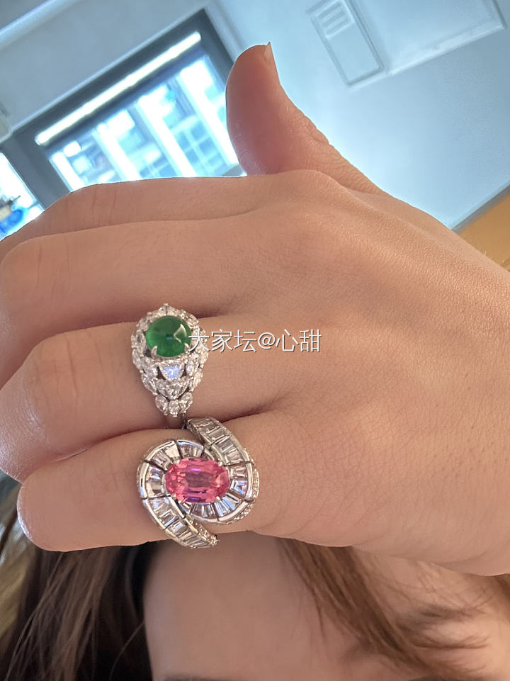 在线等，一会出门吃饭过生日，戴粉的还是绿的😜_首饰
