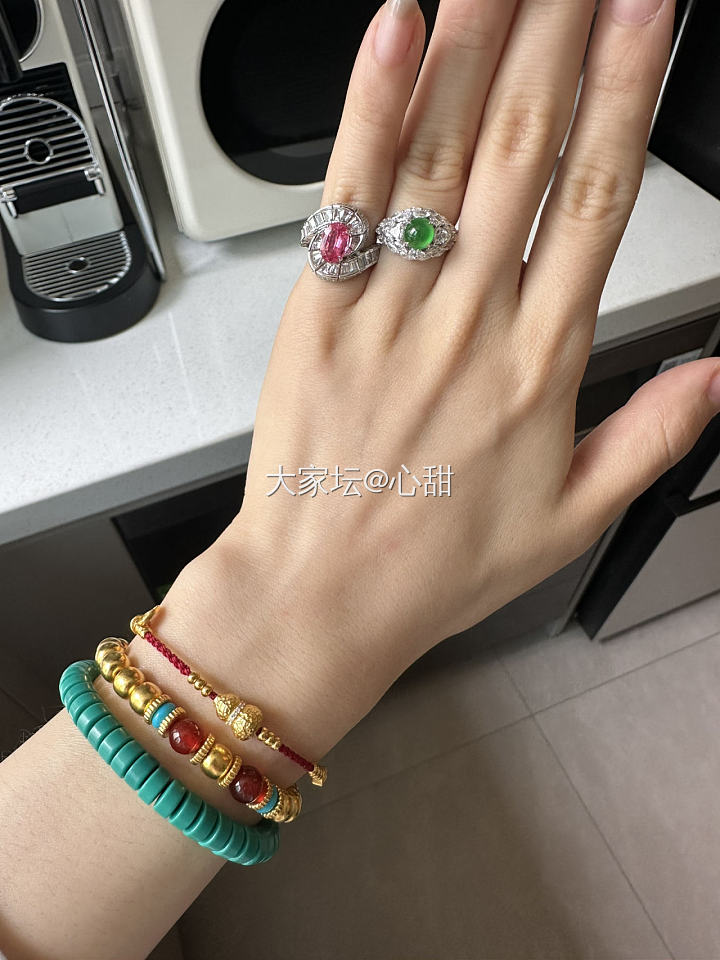 在线等，一会出门吃饭过生日，戴粉的还是绿的😜_首饰