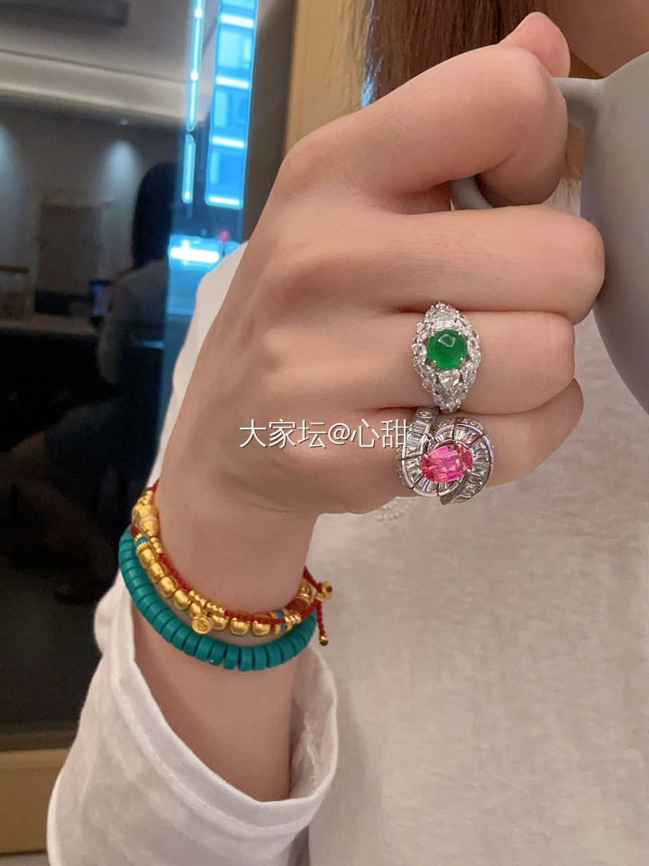 在线等，一会出门吃饭过生日，戴粉的还是绿的😜_首饰