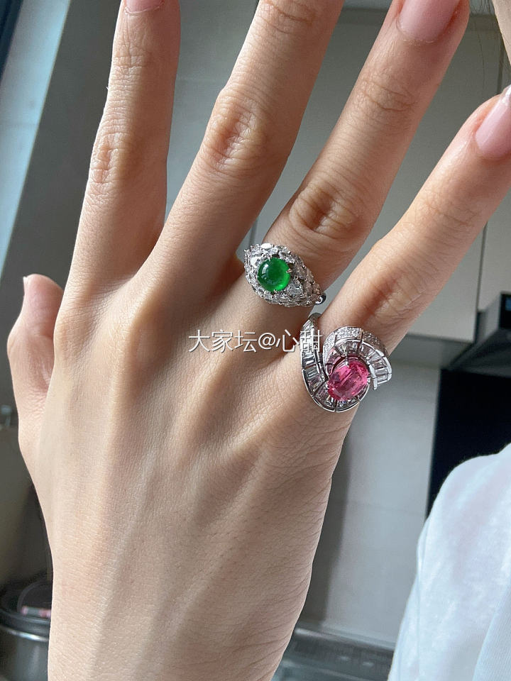 在线等，一会出门吃饭过生日，戴粉的还是绿的😜_首饰