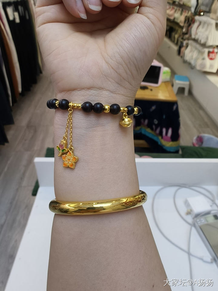 昨天在本地金店新买的配件自己串的手串，挺喜欢的♥_串珠金
