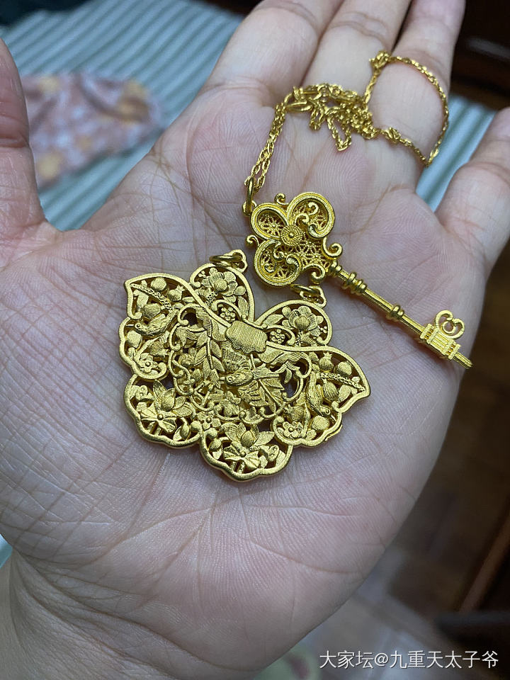 大家帮我看看，今天刚到的一个锁包，怎么颜色跟另外一个钥匙吊坠不一样，没那么黄和亮_金
