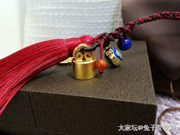 晒个周大福传承印章的包挂吧_金