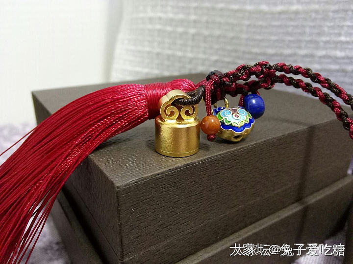 晒个周大福传承印章的包挂吧_金