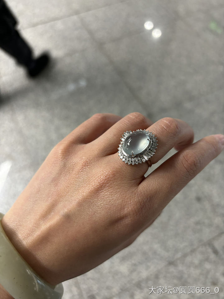 地铁站的光线真是无敌_戒指翡翠