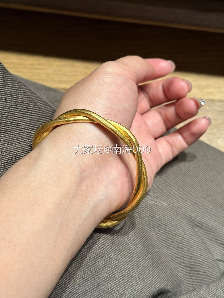 爱上松麻花的松弛感_打金匠人手镯金