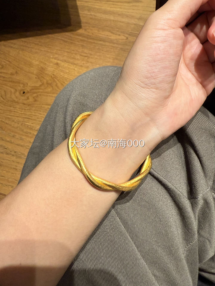 爱上松麻花的松弛感_打金匠人手镯金