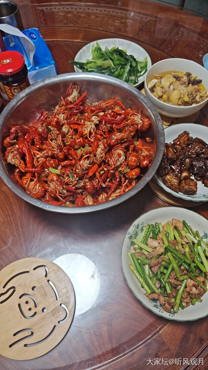 开心一刻：又到小龙虾季节了。_美食