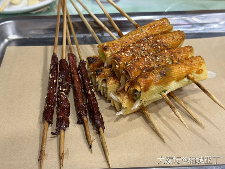 今天我弟请我出来撸串喝酒。2人消费了200多。_美食生活