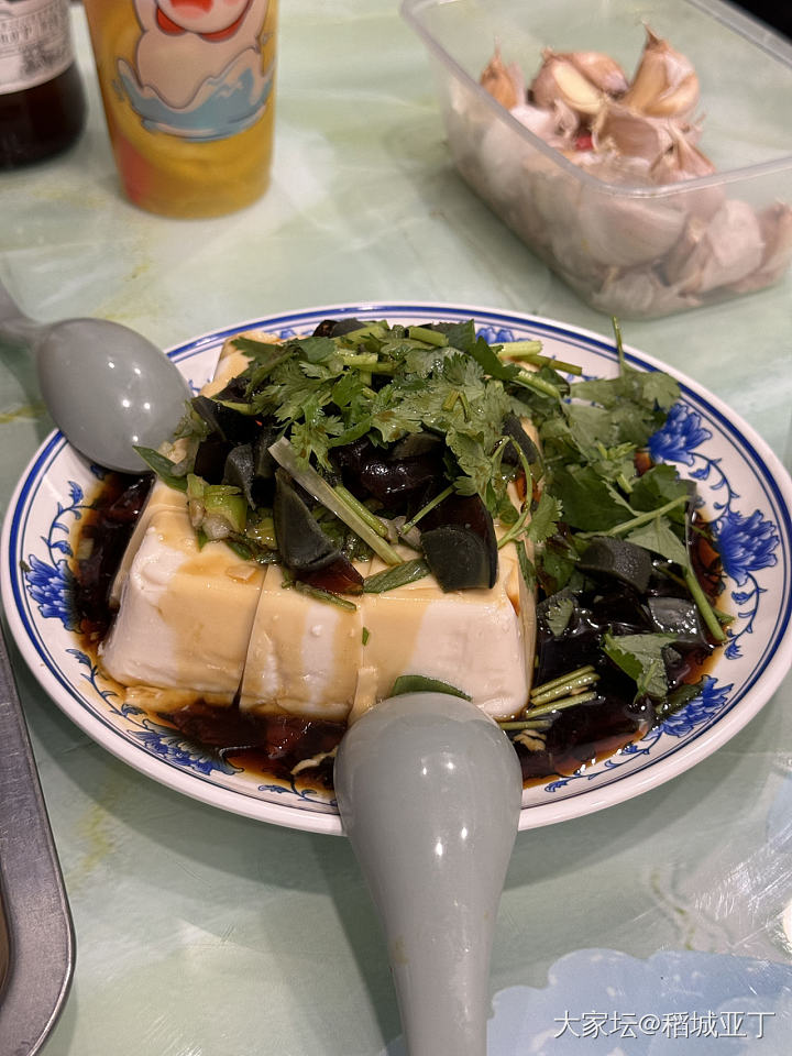 今天我弟请我出来撸串喝酒。2人消费了200多。_美食生活