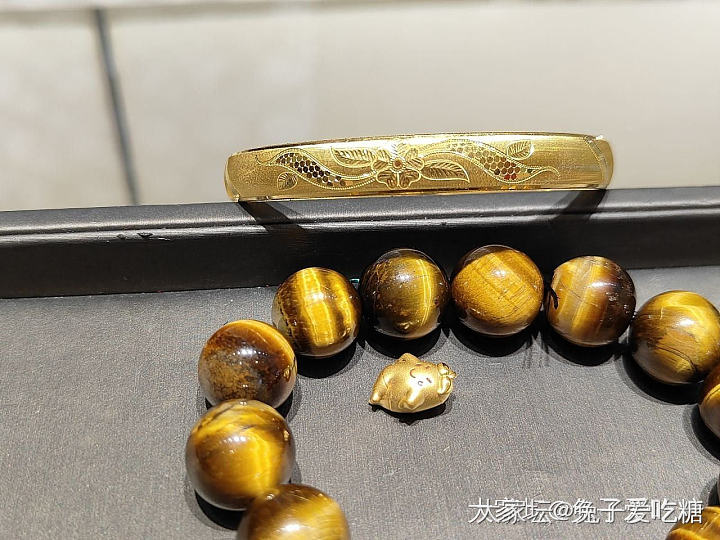 喏这是我的电黑金镯子，是遭雷劈了嘛_首饰金
