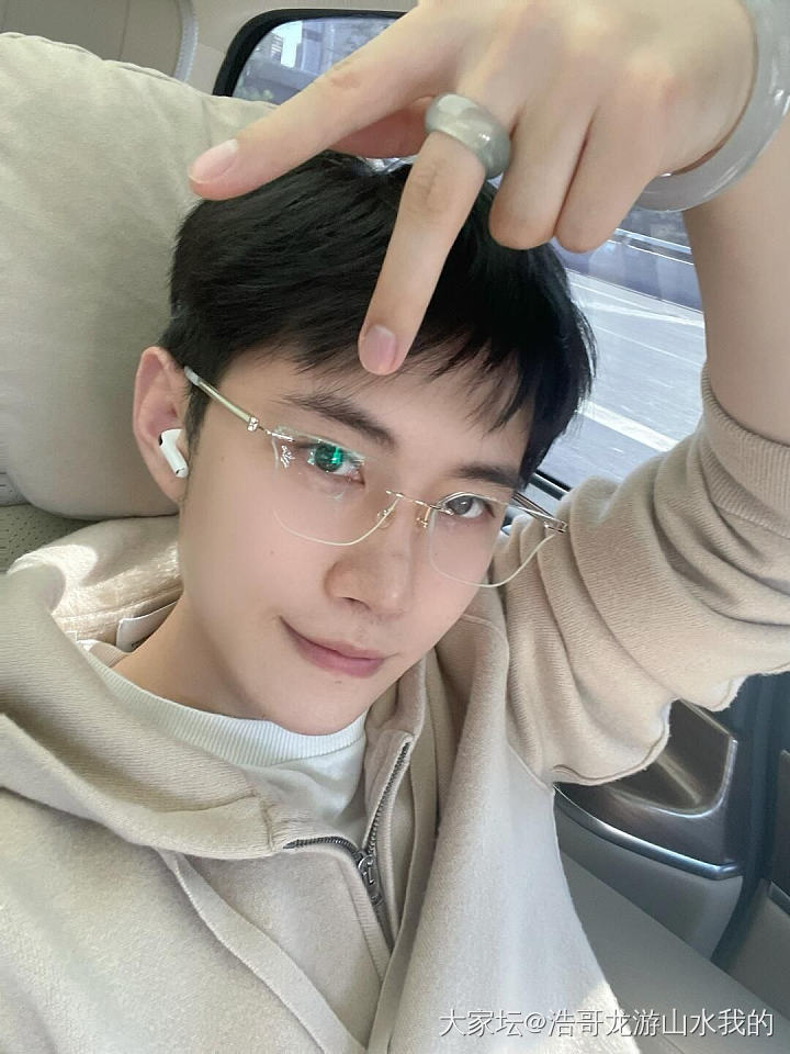龙梓嘉发这几张他戴镯子的图，大家觉得哪种颜色镯子最适合龙少？_翡翠