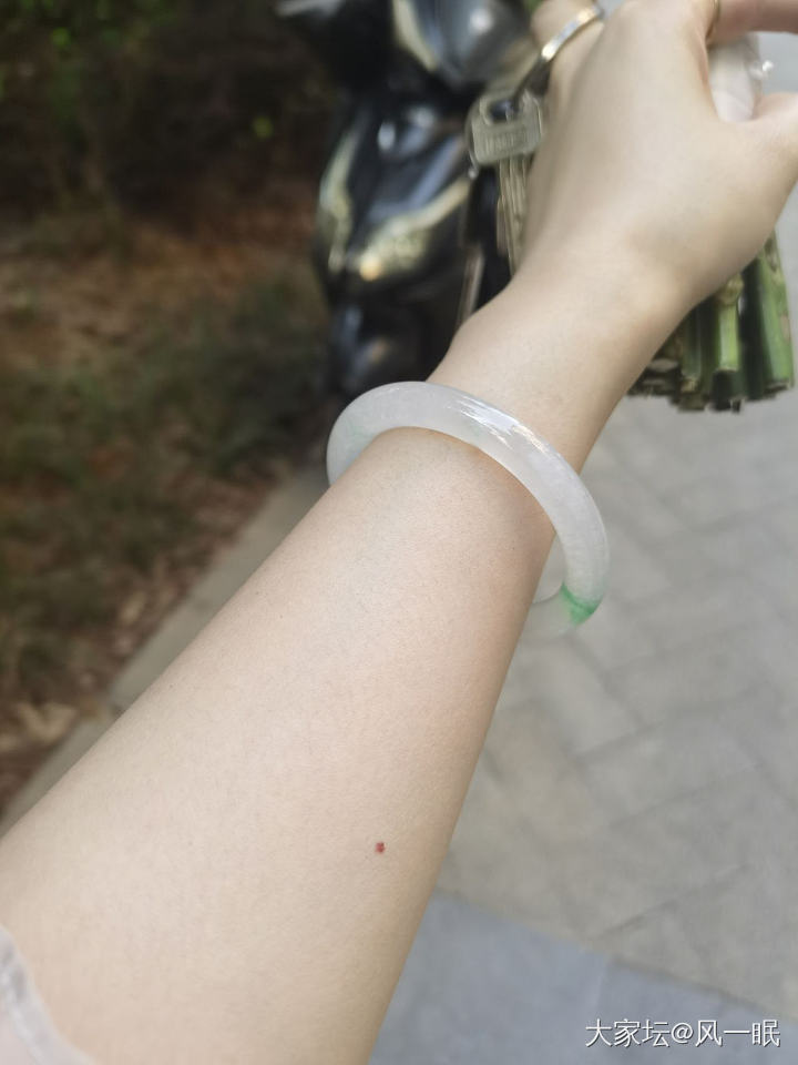 清爽的镯子适合夏天_翡翠