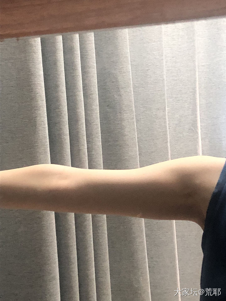 试戴银镯的时候发现这个光影还挺适合拍肌肉的_银
