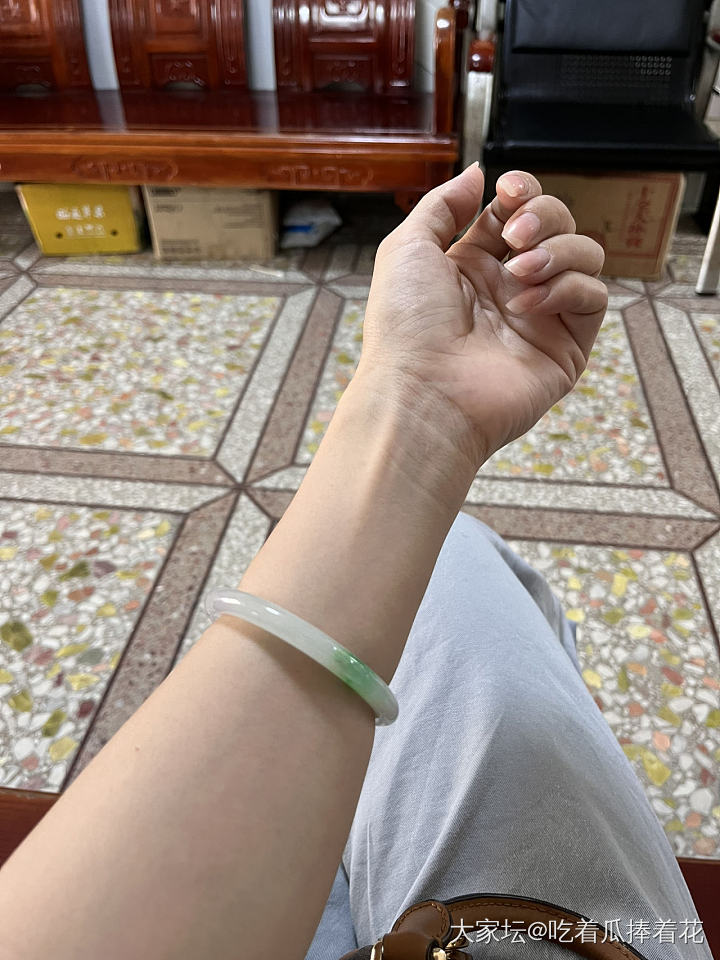 试戴银镯的时候发现这个光影还挺适合拍肌肉的_银