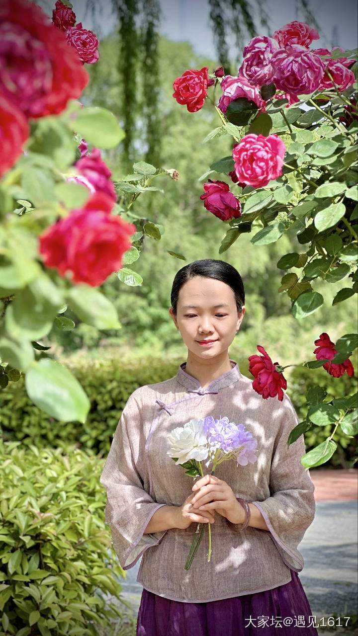 捡了两朵塑料花_旅游