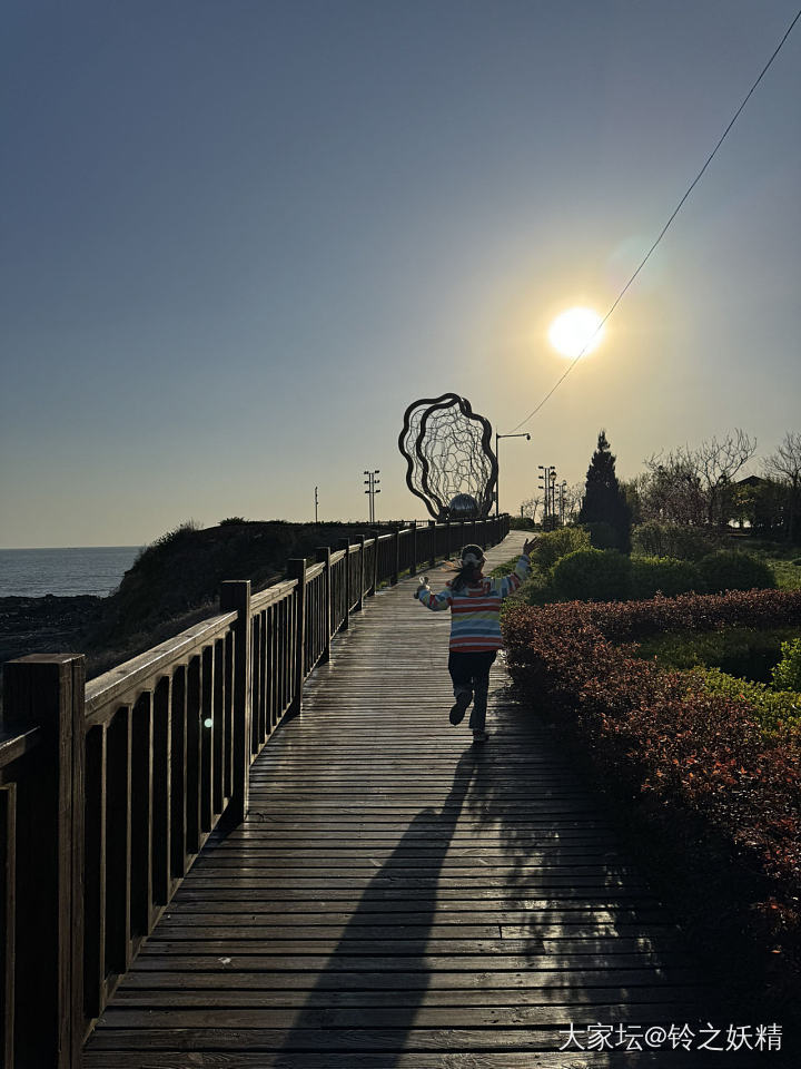 夕阳下的海边能治愈一切_旅游