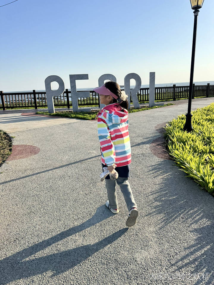 夕阳下的海边能治愈一切_旅游