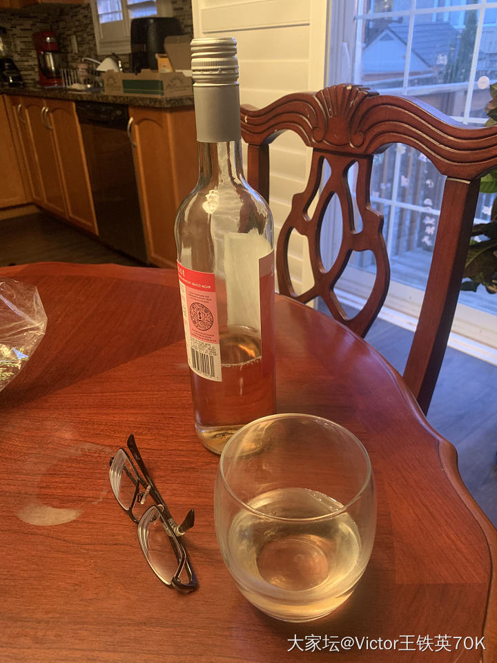 今天自己喝了一瓶葡萄酒_生活