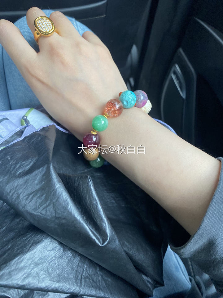 秀一个夸张的戒指及我修长的手指