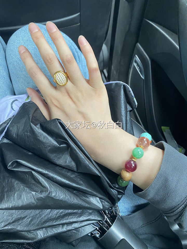 秀一个夸张的戒指及我修长的手指