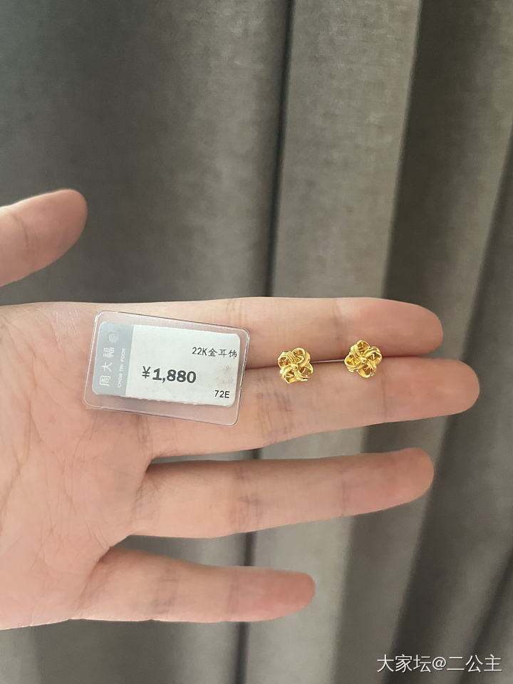 周大福22k耳钉_金