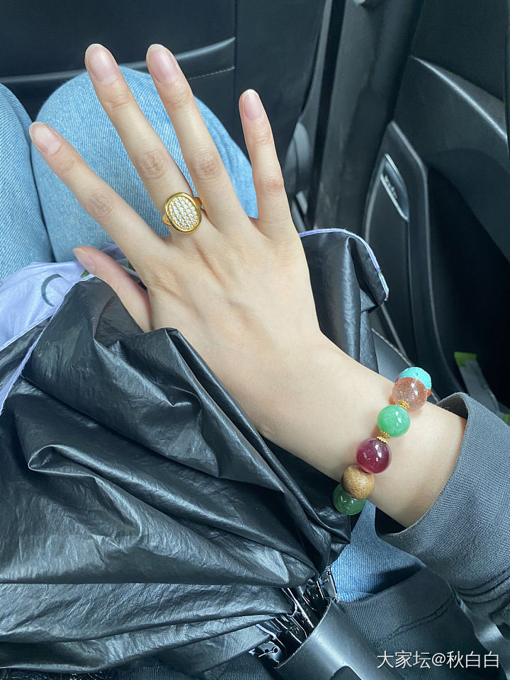 秀一个夸张的戒指及我修长的手指