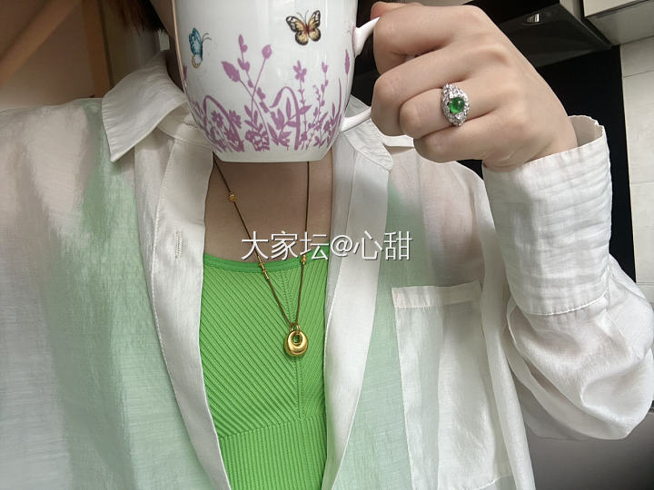 早上好～初夏的清晨，抱抱爱人与世界，吃早餐喝咖啡戴美物出门☕️_翡翠金