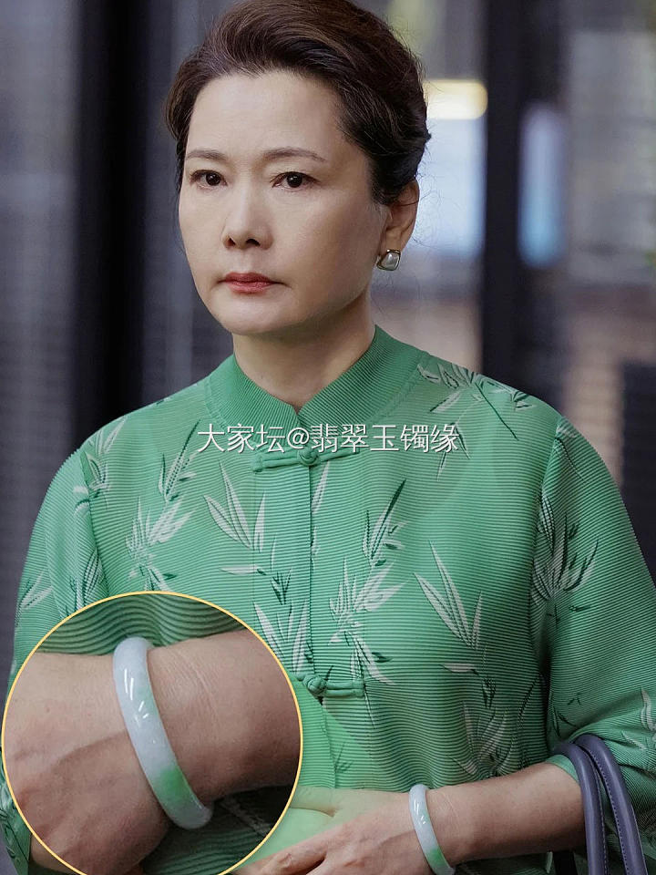 母亲节礼物~翡翠白底青，那可是国民手镯呀~_翡翠