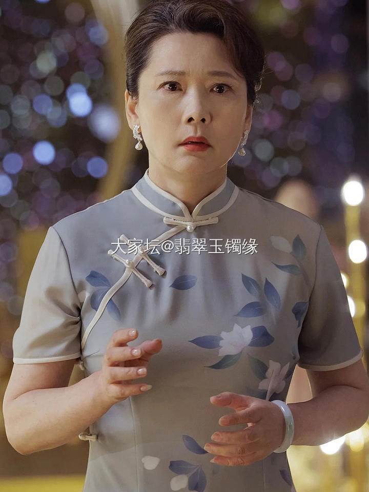 母亲节礼物~翡翠白底青，那可是国民手镯呀~_翡翠