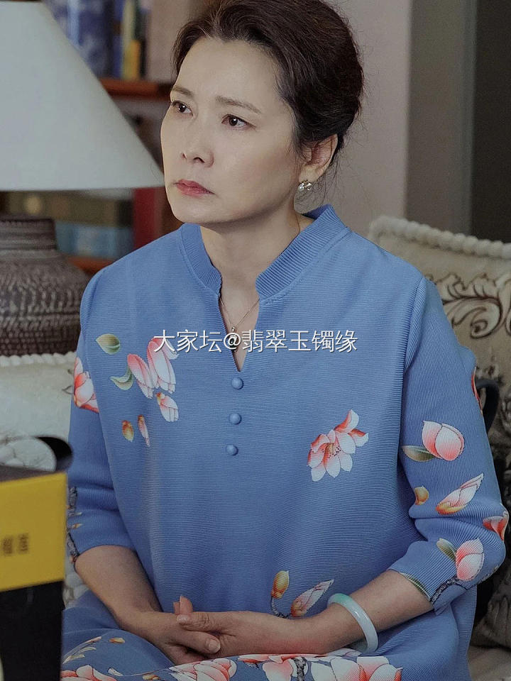 母亲节礼物~翡翠白底青，那可是国民手镯呀~_翡翠