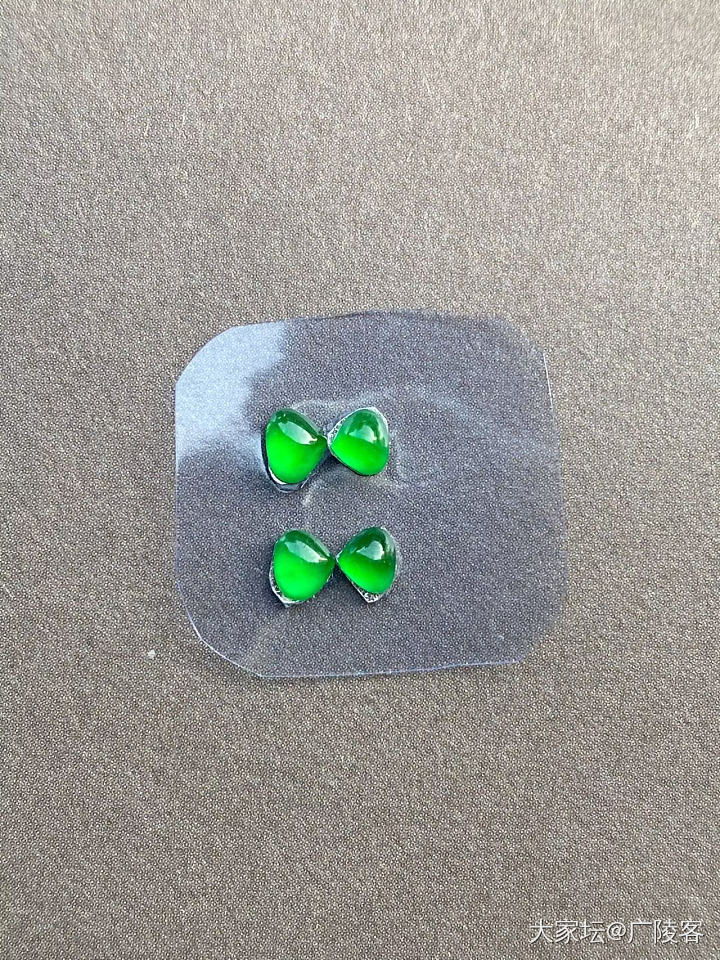 出个蝴蝶结耳钉_翡翠