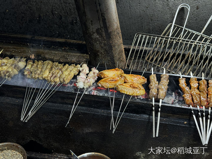 开在哈尔滨医大一附近三姓街很不起眼的小烧烤店，大树烧烤。_美食生活