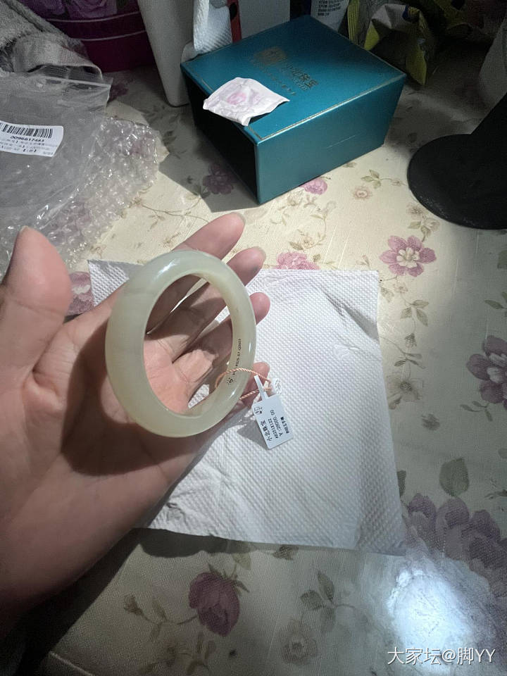 刚收到的和田玉手镯，姐妹们帮忙看下，值得入手吗？小千_和田玉