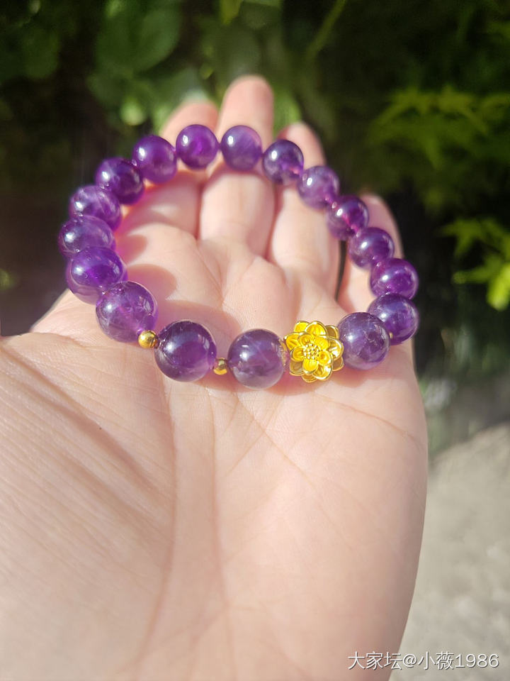 羊毛猪猪派上用场啦～配11咪的紫水晶，0.5克的莲花～
寓意:好事莲莲


别问..._水晶珠串