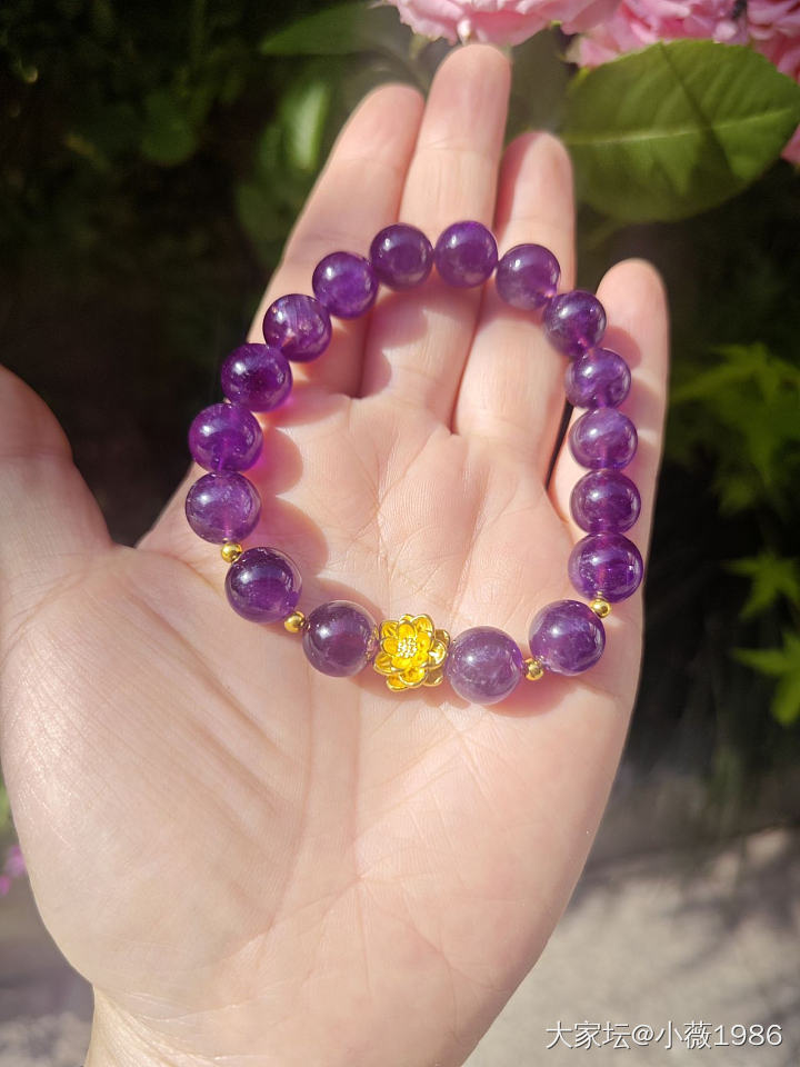 羊毛猪猪派上用场啦～配11咪的紫水晶，0.5克的莲花～
寓意:好事莲莲


别问..._水晶珠串