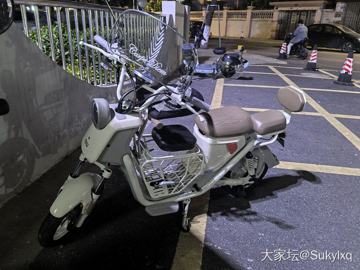 看我新买的车车