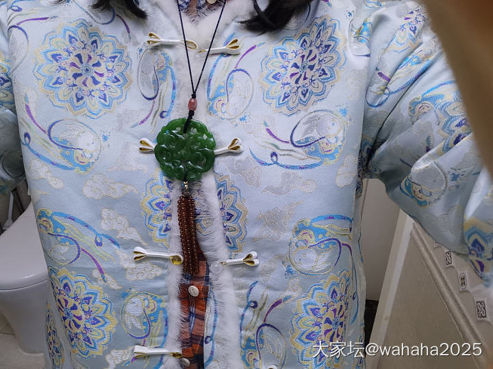 多年前入玉坑买的碧玉大吊坠，太大了没戴过，大家看看这个玉成色怎么样呢_和田玉