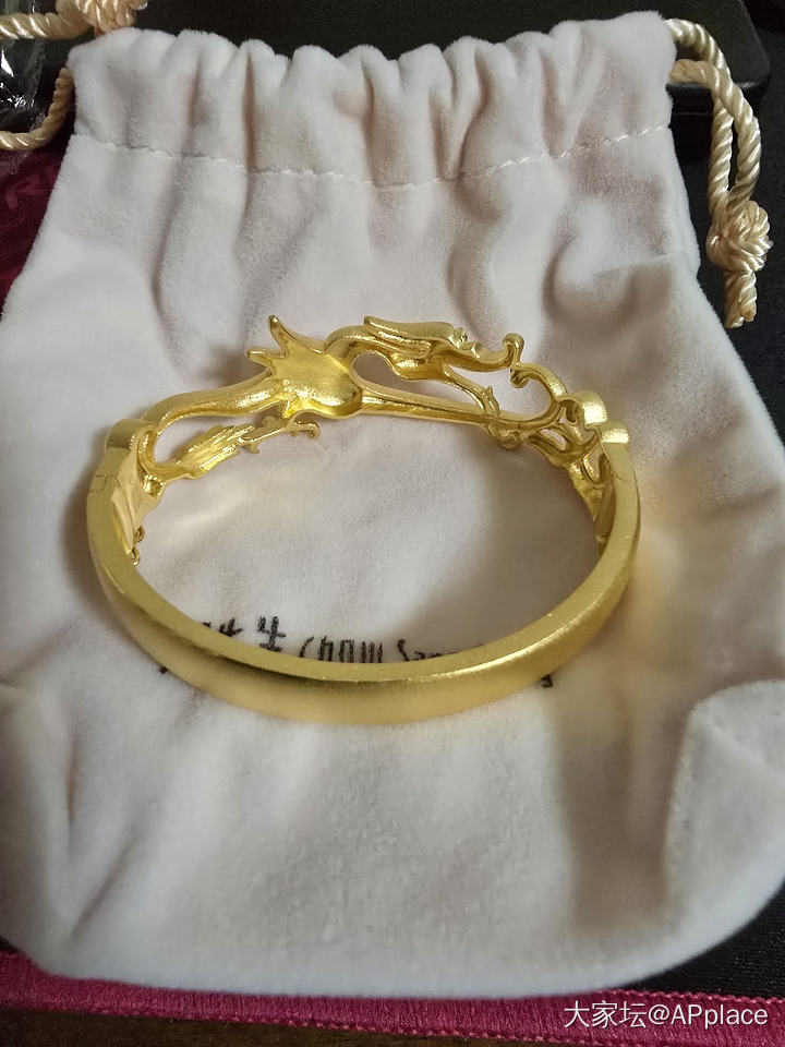 周生生全新龙镯_金