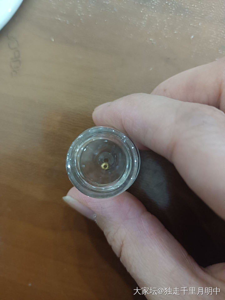 姐妹们，快看，用买金珠送的玻璃瓶压鼓珠超简单，还均匀，孔洞对得整整齐齐，圆圆溜溜_金