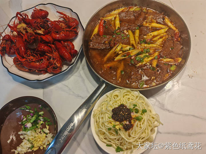 辣卤小龙虾配凉面。_美食