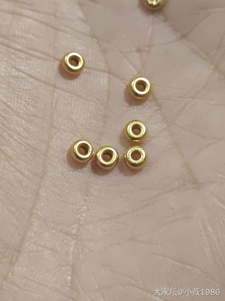 羊毛珠终于捏成近乎完美的算盘珠了

在开始的一两个失败以后总结经验，在靠近自封袋..._金