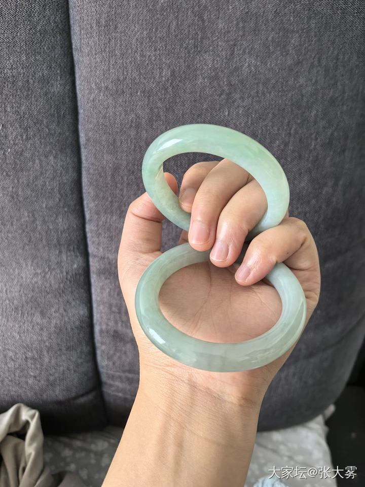 出一支53圈的晴绿翡翠手镯_翡翠
