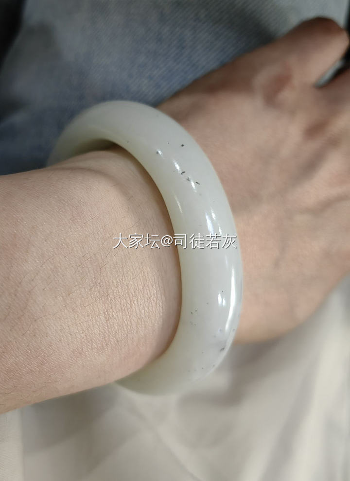 和田点墨贵妃镯_和田玉