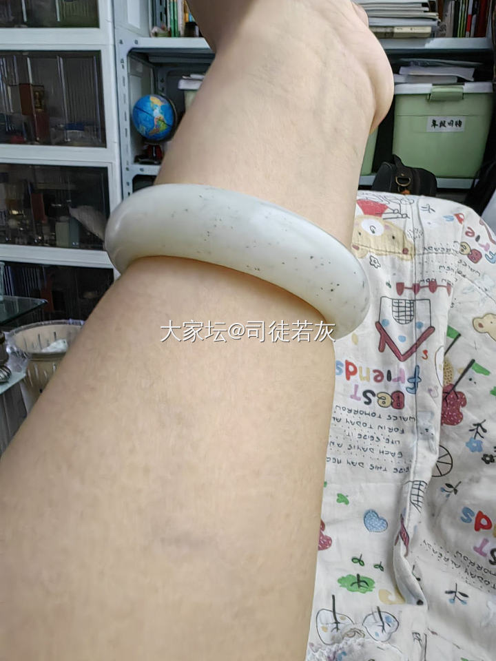 和田点墨贵妃镯_和田玉