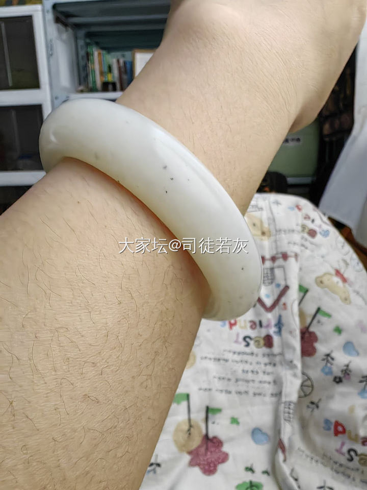 和田点墨贵妃镯_和田玉