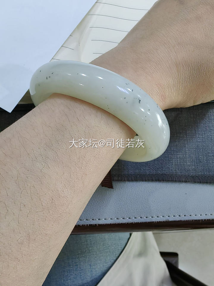 和田点墨贵妃镯_和田玉