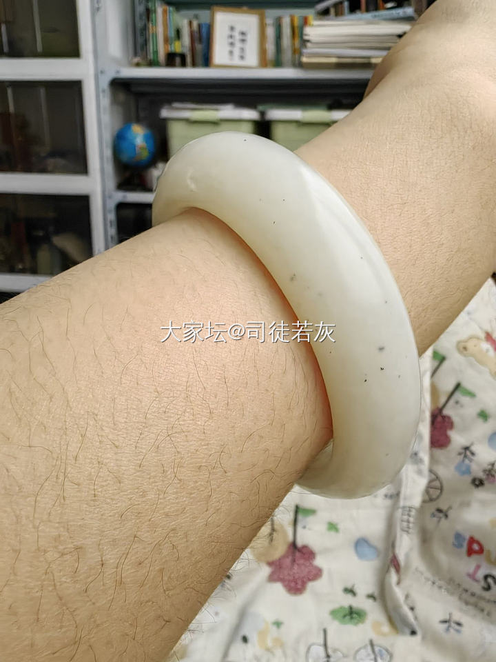 和田点墨贵妃镯_和田玉