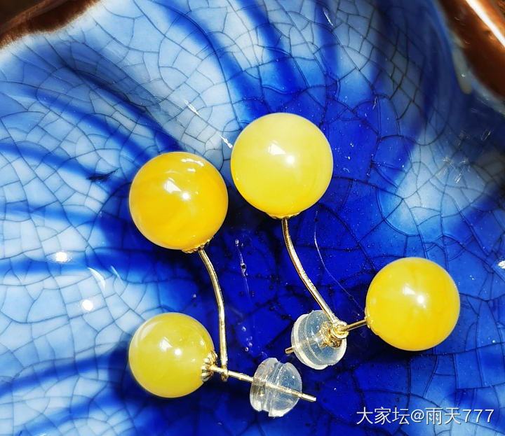 18k金镶嵌的耳环_金
