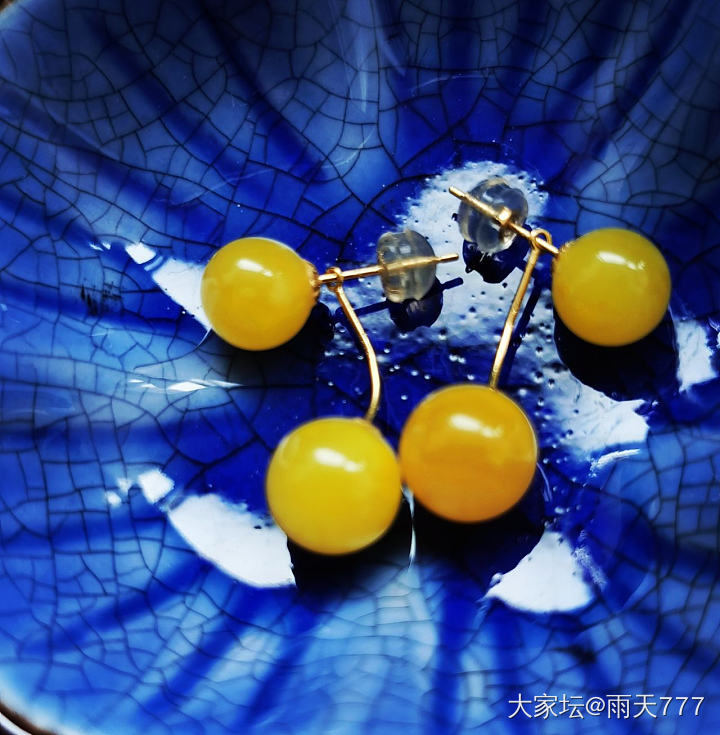18k金镶嵌的耳环_金